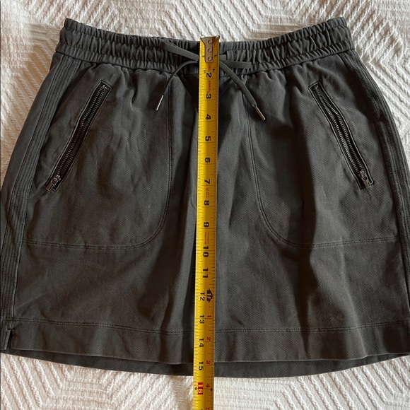 Athleta Size 2 Washed Gray Skirt w/ Zip Pockets and Drawstring Elastic Waist - Picture 8 of 9